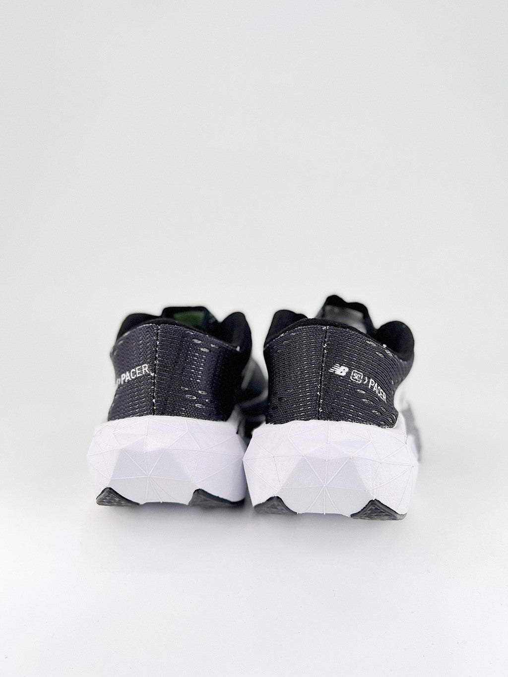 nb pacer v2 black c white (men)