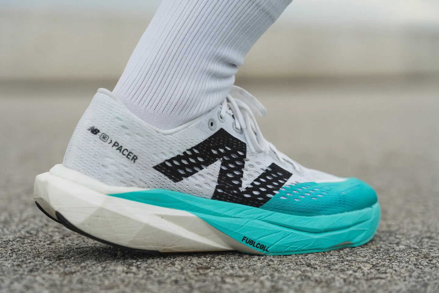 nb pacer v2 white x baby blue (men)