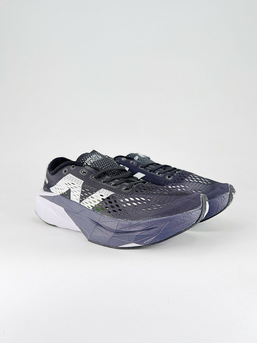 nb pacer v2 black c white (men)