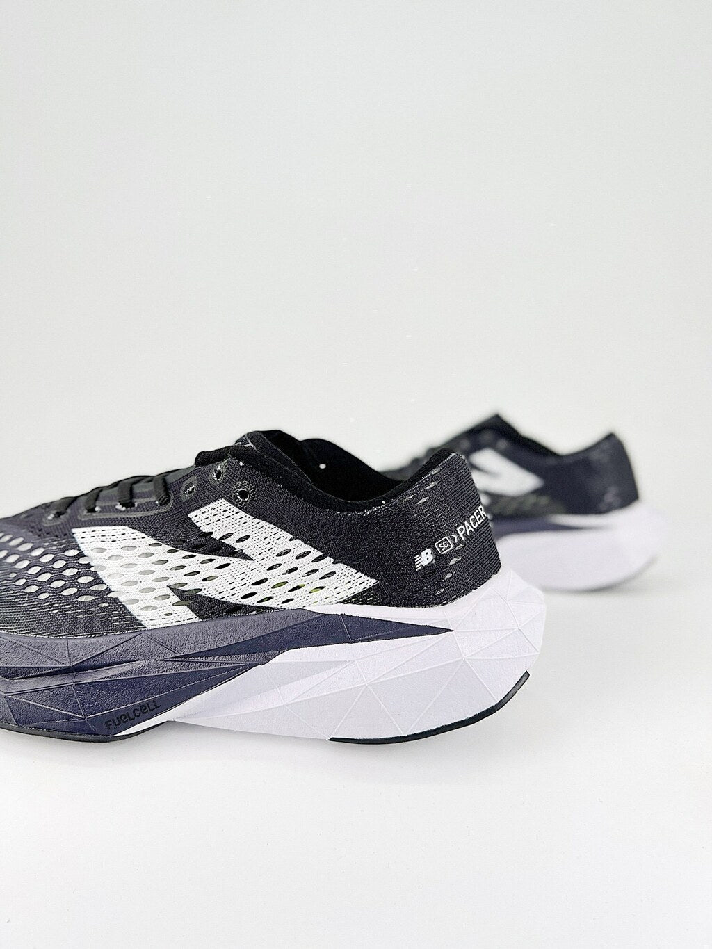 nb pacer v2 black c white (men)
